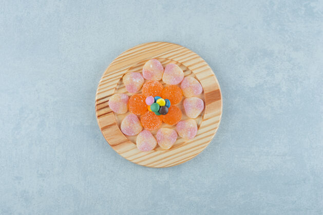 顶部视图在大理石上的盘子上放上几块糖果和肉酱甜点美味视图