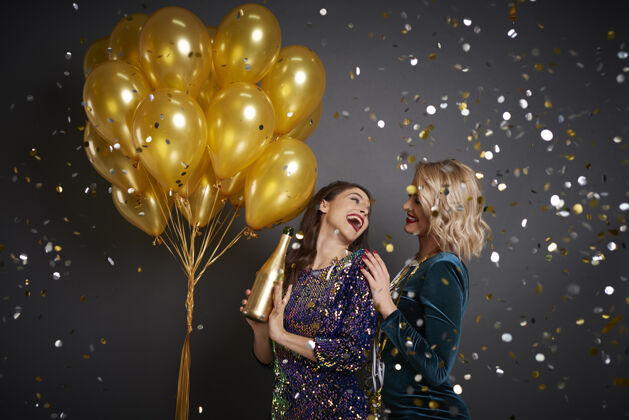 闪亮快乐的女人在派对上尽情享受气球庆祝优雅