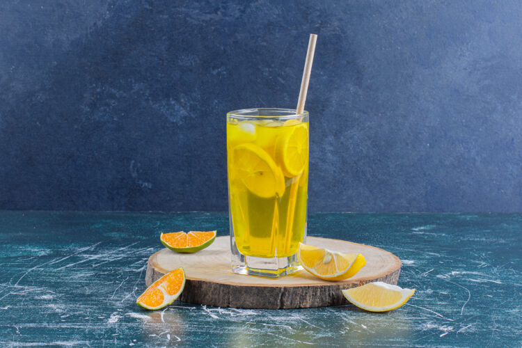 木板一杯柠檬水 柠檬片放在大理石表面提神木头木板