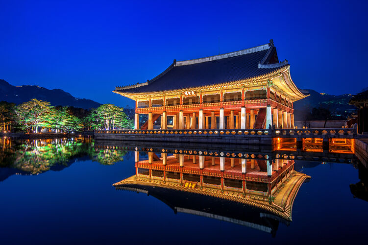 照明晚上在韩国首尔的庆功宫夜晚地标城堡