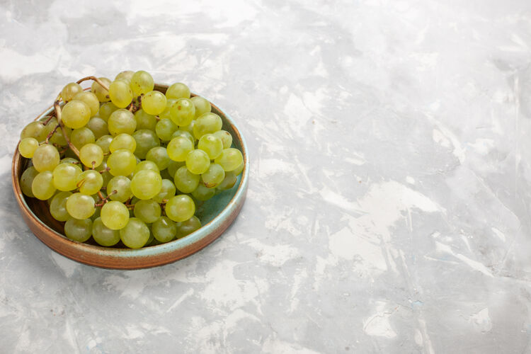 新鲜正面图新鲜的绿色葡萄多汁醇厚的甜水果上的白色书桌水果新鲜醇厚的果汁酒视野水果一串