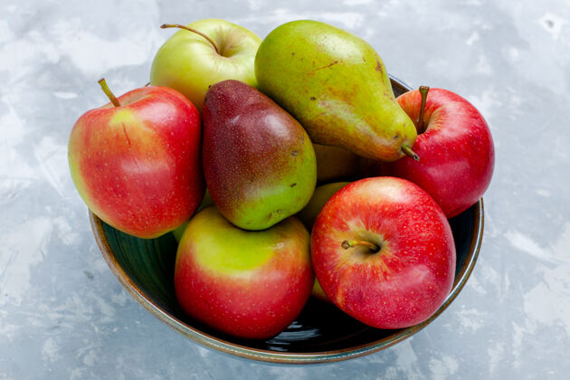多汁的前视新鲜水果苹果和芒果上浅白色书桌水果新鲜醇厚成熟树照片饮食芒果新鲜