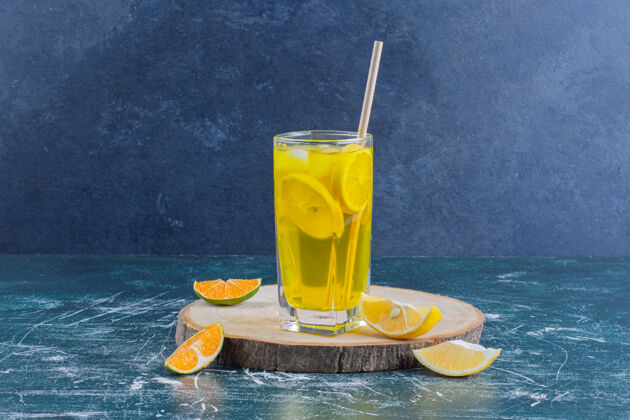 木板一杯柠檬水 柠檬片放在大理石表面提神木头木板