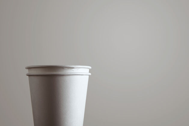 早餐特写细节的两个空白带走纸玻璃隔离在白色背景上一次性茶饮食