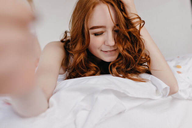 休息清冷的姜女早上自拍优雅的白人女模特躺在房间里自拍快乐舒适可爱