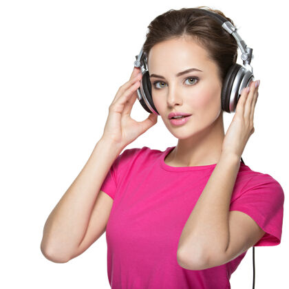 女士女孩喜欢戴着耳机听音乐放松女性放松