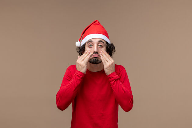 圣诞节正面图：棕色背景上一位身穿红色衣服 脸上带着悲伤表情的男性圣诞老人正面封面伪装