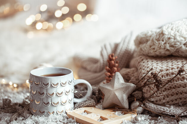 舒适美丽的圣诞杯与一个轻模糊的背景热饮家庭舒适和温暖的概念背景复制咖啡