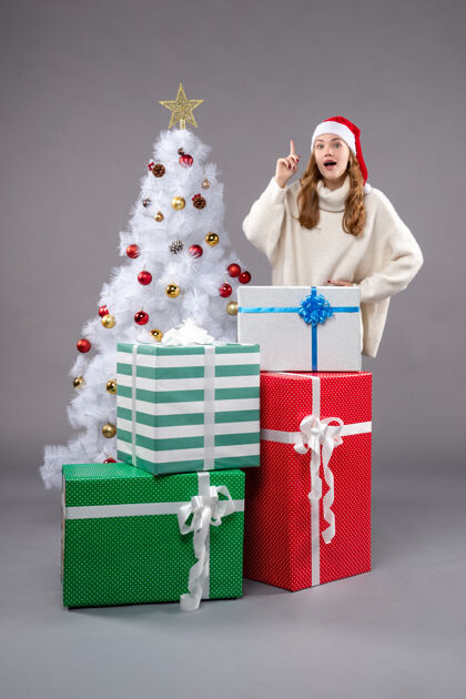 圣诞圣诞礼物点亮的年轻女性年轻的女性圣诞帽礼物
