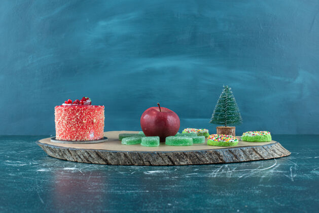 糕点蛋糕 肉酱 甜甜圈和一个苹果放在蓝色的板上水果甜点苹果