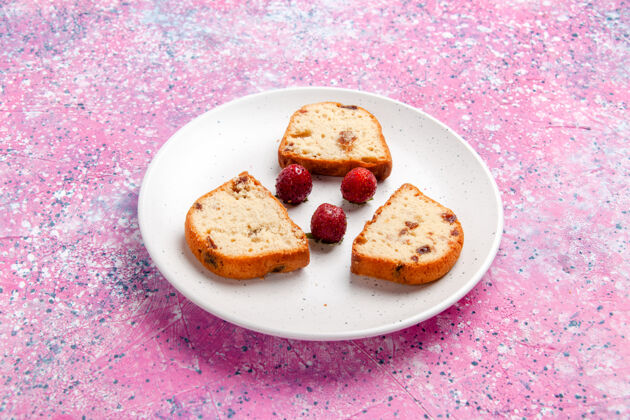 里面正面图蛋糕片与草莓内板粉红色表面蛋糕烤甜饼干糖彩色照片膳食营养品盘子