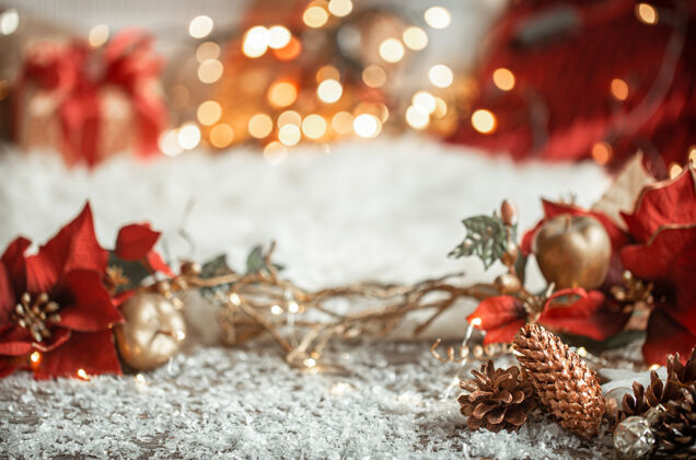 舒适舒适的冬季圣诞墙 雪地和装饰松果在模糊的彩色墙上细节Hygge圣诞节