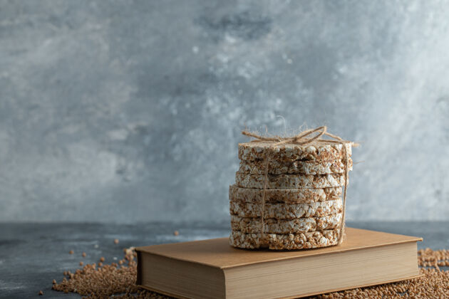 好吃的美味的脆面包 生荞麦和大理石表面的书荞麦开胃菜零食