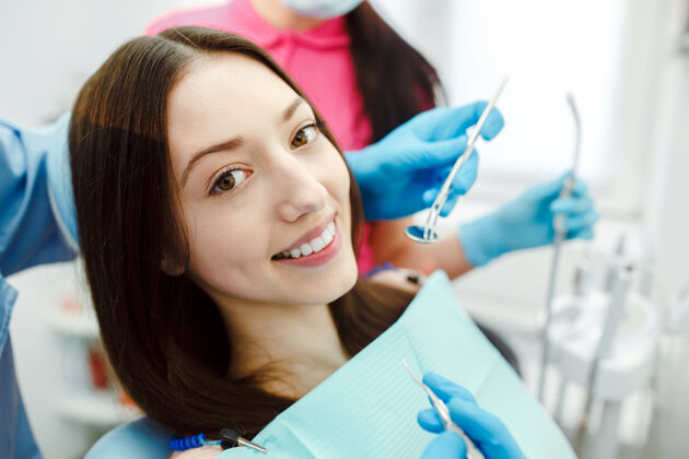 防护助理牙医和诊所里的病人室内职业成人