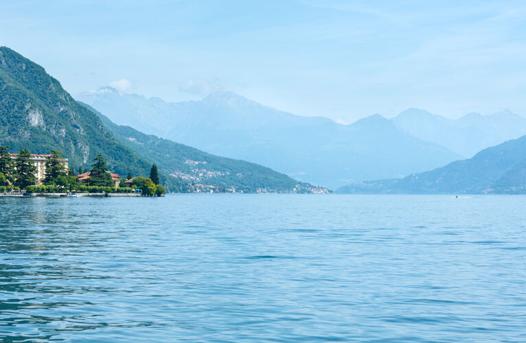 涟漪从船上看科莫湖（意大利）海岸夏日景色城镇雾霾意大利