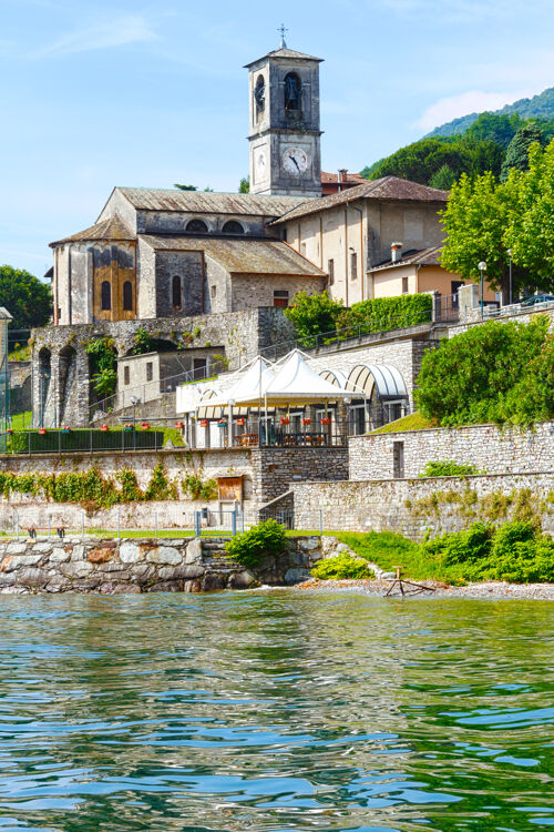 乡村科莫湖（意大利）海岸夏季从船上看宗教季节山