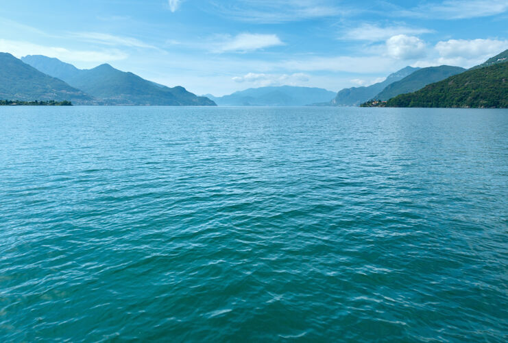 薄雾科莫湖（意大利）从船上看夏天的景色国家风景薄雾