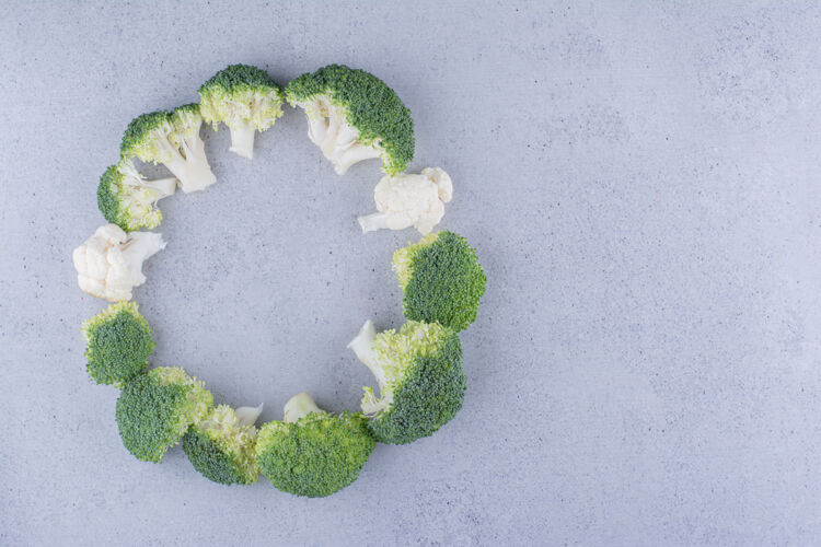 美味花椰菜排列成一个环在大理石背景上风味健康排列