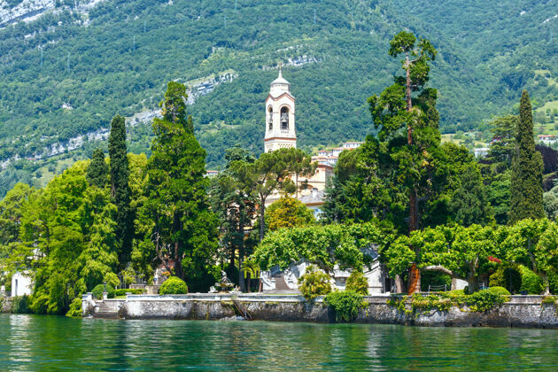 海岸科莫湖（意大利）海岸夏季从船上看山教堂湖泊