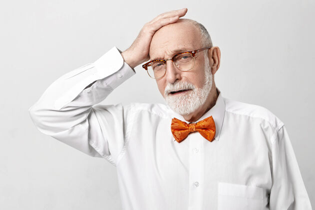 压力沮丧的65岁老商人 浓密的灰色胡须 沮丧 不开心 痛苦的表情衬衫不安男性