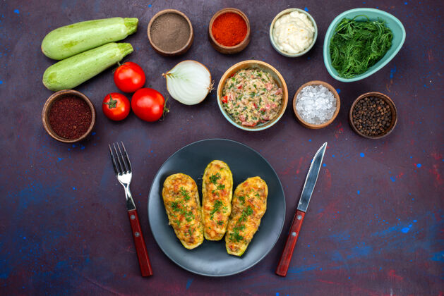 调味料在深紫色的桌子上俯瞰新鲜蔬菜 蔬菜 肉末 熟南瓜和调味料菜顶部盘子