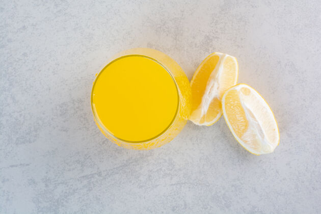 切片一杯新鲜的柠檬水 灰色的柠檬片饮料视图柑橘