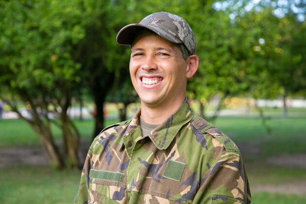军队身着军装的快乐男人站在公园里的画像监督射击警卫