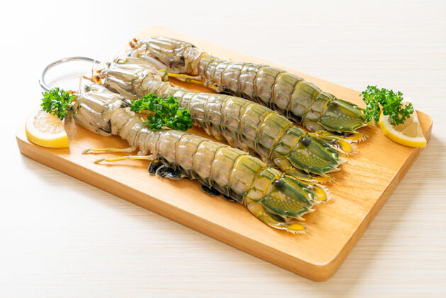 小龙虾新鲜的柠檬螳螂虾在木板上餐厅动物虾