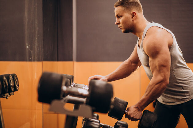 器械强壮的男人在健身房锻炼运动俯卧撑男