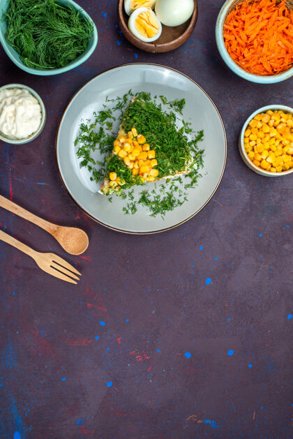 玉米在黑暗的桌子上 盘子里放着美味的沙拉 蛋黄酱 蔬菜 玉米和鸡肉美味午餐顶部