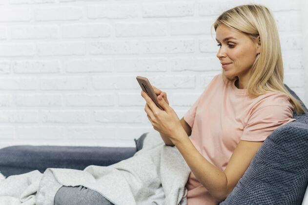 防护大流行期间在家里使用智能手机的妇女有复印空间预防隐居冠状病毒
