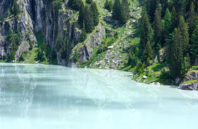 峡谷浑浊的湖水形成了大坝山瑞士水