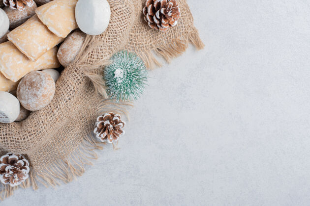甜点把饼干捆在一块布上 放在大理石表面的圣诞装饰品中甜的树可口