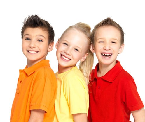 三孤独的快乐的孩子的肖像画在白色上年头发牙牙学语