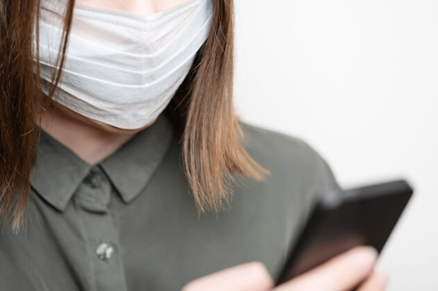 病人戴着医用口罩的女人一次性设备用智能手机聊天的女人女士流感医疗