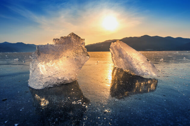 韩国冬天日出时 一大块又大又漂亮的冰冷鹅卵石冰
