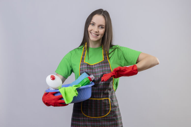 制服微笑着清洗身穿红色手套制服的年轻女孩指着孤立的白色背景上手上的工具戴工具手套