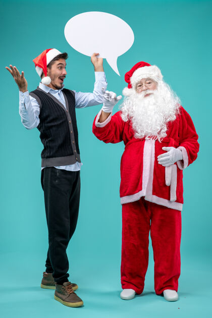 圣诞老人前视图圣诞老人与年轻男子谁持有白色标志蓝色地板雪圣诞新年假期的颜色视图圣诞老人圣诞老人