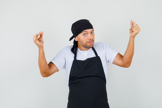 男人面包师穿着t恤做冥想姿势制服烹饪烹饪