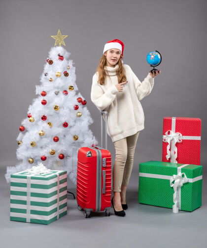 圣诞节前视图金色圣诞妇女与圣诞老人帽子显示地球礼物旅行帽子
