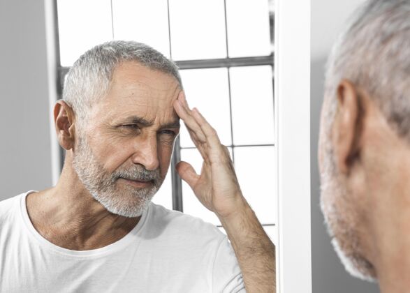 老年人近距离观察头痛的人灰海男人成人