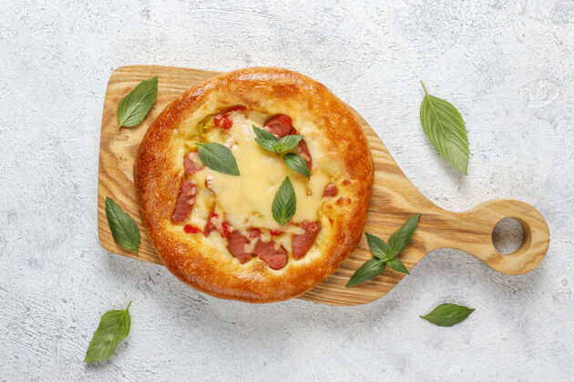 橄榄油新鲜罗勒自制小披萨小吃顶部观点美食