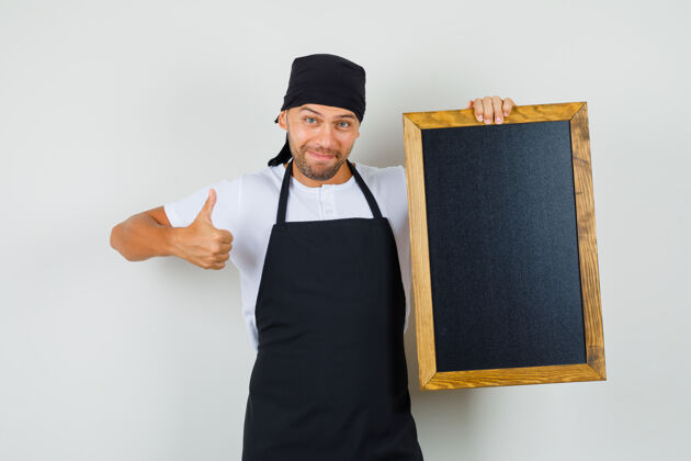 围裙面包师身穿t恤 围裙拿着黑板 竖起大拇指 看上去很开心制服工作职业