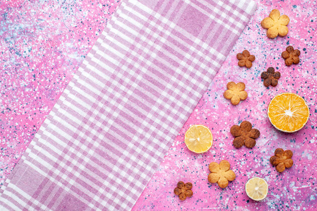 花粉红色表面柠檬片小饼干俯视图桌子饼干质地