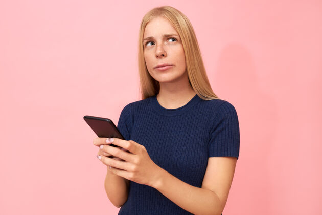 电话可爱体贴的年轻女性与鼻子穿孔打字短信孤立画像连接打字模型