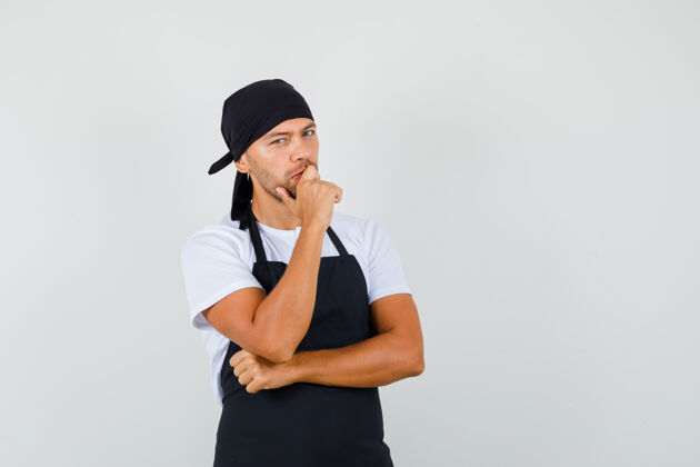 专业面包师穿着t恤站在思考的姿势面包师面包男性