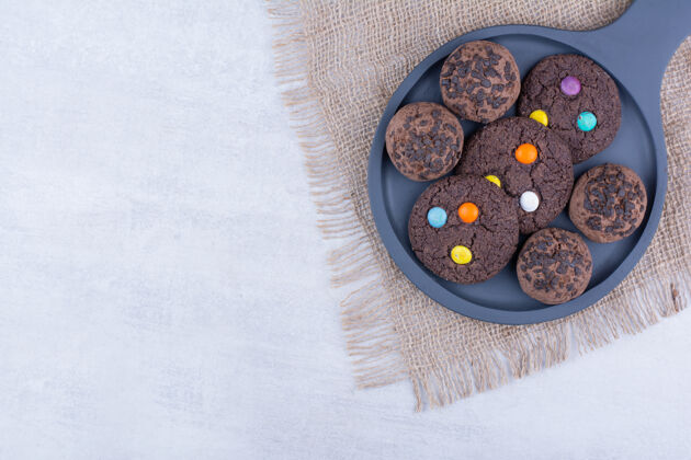 甜点黑板上有两种巧克力饼干各种顶部视图糖果