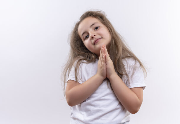 白色微笑的小女孩穿着白色t恤 在孤立的白色背景上展示祈祷的手势祈祷手势展示