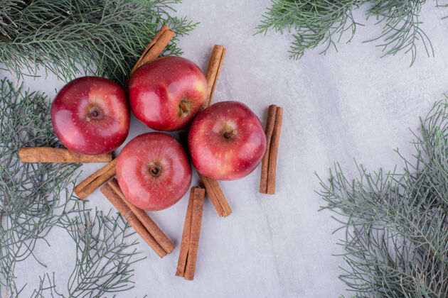 水果柏枝 桂枝和苹果在白色的背景下捆在一起美味新鲜有机