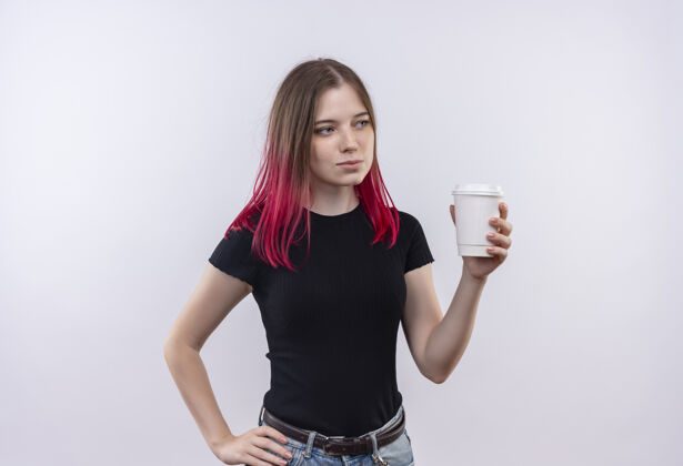 看看着身边年轻漂亮的女孩穿着黑色t恤拿着一杯咖啡把她的手放在臀部在孤立的白色背景拿着臀部黑